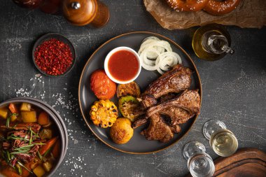 Izgara kuzu filetosu ve sebze ve likör.