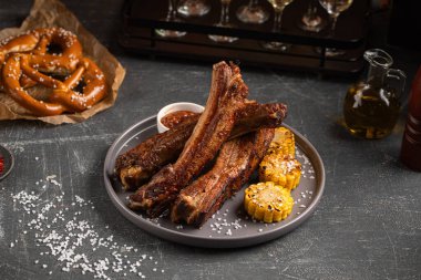 Kızarmış Alman usulü domuz pirzolası ve mısır.