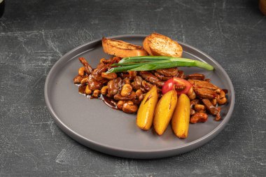 Tatlı ve ekşi domuz eti, patates ve tost.