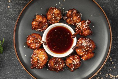 Soya soslu ve susamlı tavuk kanadı.