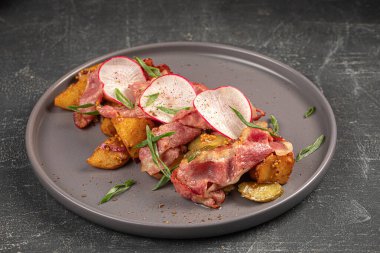 Patates turplu ve pastırmalı Alman salatası.