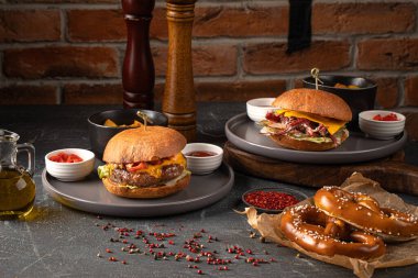 Pirzola, göğüs eti ve Alman krakerleriyle iki iştah açıcı burger.