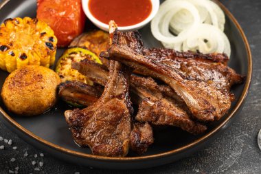 Izgara kuzu filetosu ve sebze ve likör.