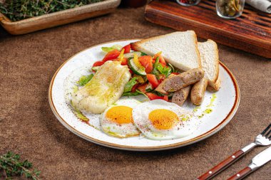 Kızarmış yumurta ve sosisli restoran kahvaltısı.