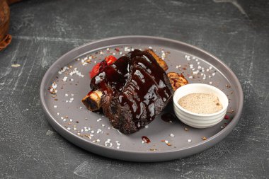 Fırında sarımsak ve sosla ızgara sığır pirzolası.