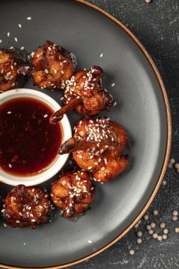 Soya soslu tavuk kanadı, bira ve Alman krakeri.