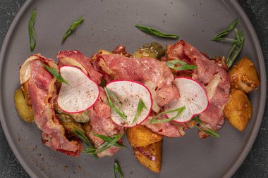 Patates turplu ve pastırmalı Alman salatası.