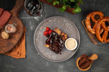 Fırında sarımsak ve sosla ızgara sığır pirzolası.