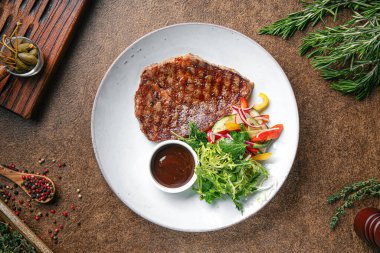 Salata ve soslu ızgara biftek.