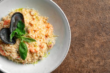 Midye kabuklu deniz ürünleri pilavı.