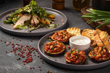 Domatesli patlıcan aperatifi ve taze tavuk salatası.