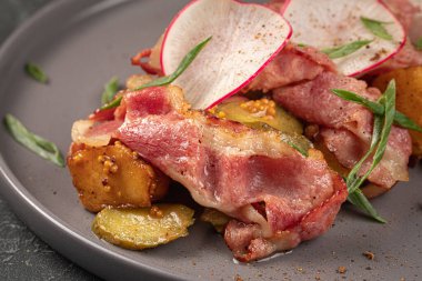 Patates turplu ve pastırmalı Alman salatası.