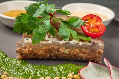 Rus et jölesi soslu kholodetz porsiyonu