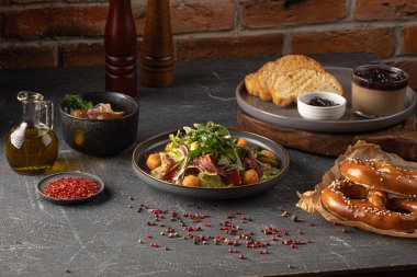 Biftek salatası ve aperatiflerle servis edilen masa.