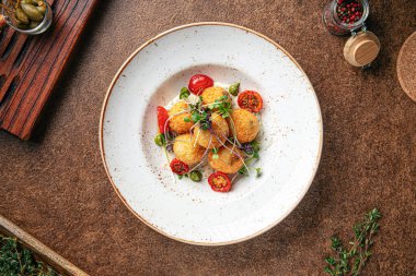 Bir porsiyon fırında patates garnitürü.