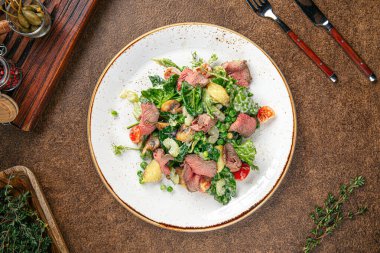 Biftekli gurme salatası.