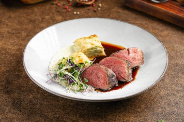 Bir porsiyon gurme biftek ve patates kızartması.