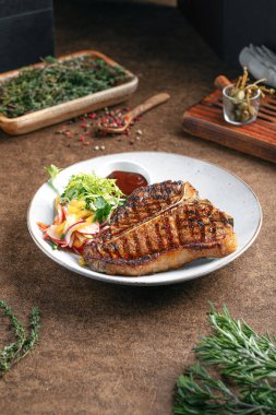 Biftek ve salatalı biftek.