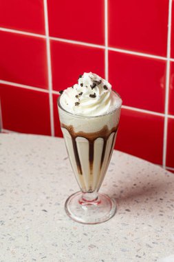 Bir bardak iştah açıcı, şerbetli milkshake kokteyli.