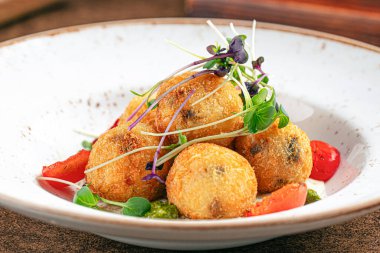 Bir porsiyon fırında patates garnitürü.