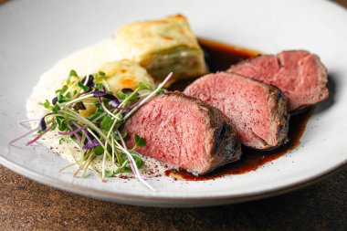 Bir porsiyon gurme biftek ve patates kızartması.