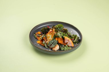 Hurma ve karidesli gurme salatası.