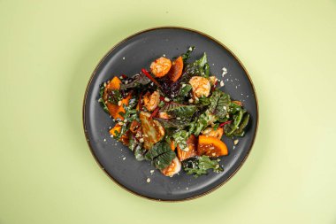 Hurma ve karidesli gurme salatası.