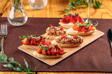 Çeşitli gurme bruschetas setinde yan görünüm