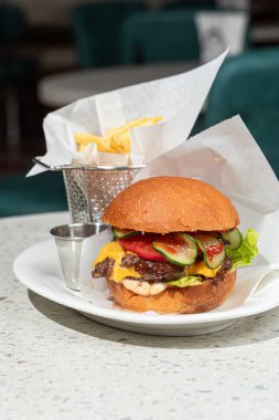 Patates kızartmalı Amerikan klasik çizburgeri.