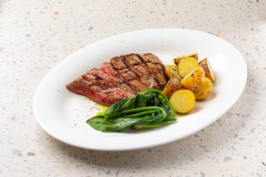 Patates ve ıspanakla ızgara üst bıçaklı biftek.