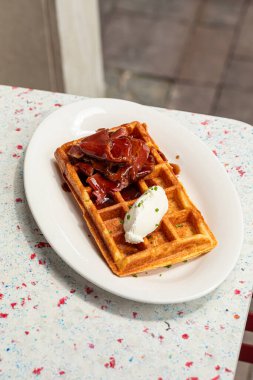 Biftek ve krem peynirli taze waffle.