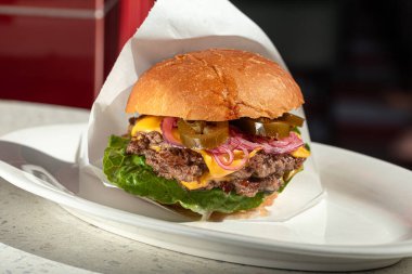 Amerikan baharatlı biberli jalapeno hamburgeri.