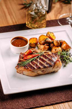 Restoran masasında servis edilen ızgara biftek porsiyonu.