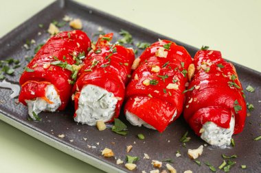 Doldurulmuş biberli yumuşak peynirli gurme.