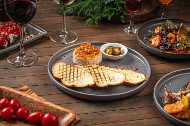 Jalapeno biberli fırında krem peynir ve ahşap masada tost.