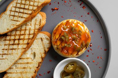 Jalapeno biberli fırında peynir ve tost.