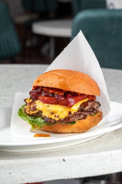 Aperatif Amerikan çizburgeri tabakta.