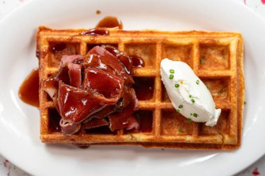 Biftek ve krem peynirli taze waffle.