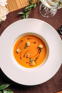 Ekmek arası balkabağı kremalı çorba. 