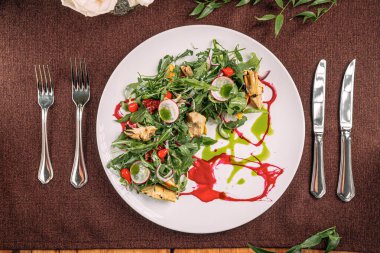 Enginar ve soslu gurme taze salata.