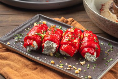 Doldurulmuş biberli yumuşak peynirli gurme.