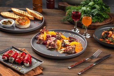 Tahta masa üzerinde balkabağı ve pancar ile gurme sığır eti porsiyonu