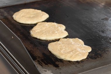 Mutfaktaki tavada krep hamuru pişiyor.