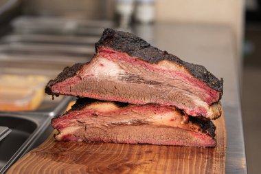 İştah açıcı taze ızgara et ama yarısı.