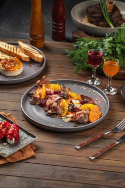 Tahta masa üzerinde balkabağı ve pancar ile gurme sığır eti porsiyonu