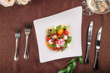 Bir porsiyon mozzarella soslu çeri domates salatası.