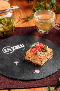 Böğürtlenli tatlı Napolyon keki.