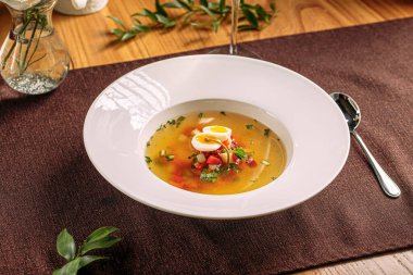 Gurme İtalyan sebze çorbası üzerine yan görünüm 