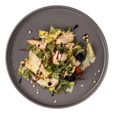 Elma ve avokadoyla izole edilmiş tavuk salatası.