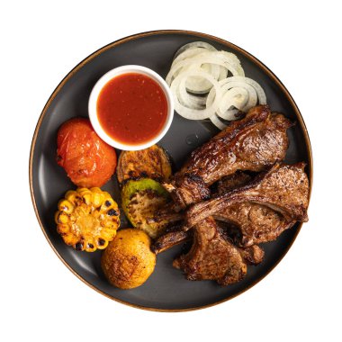 Izgara kuzu filetosu ve sebze ve likör.